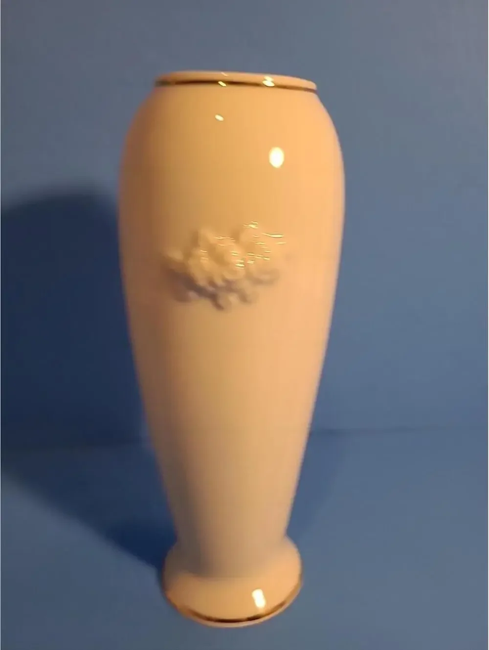 Lenox Rose Blossom Porcelain Bud Vase w/Embossed Roses & 24 kt Gold Trim 7.5 in